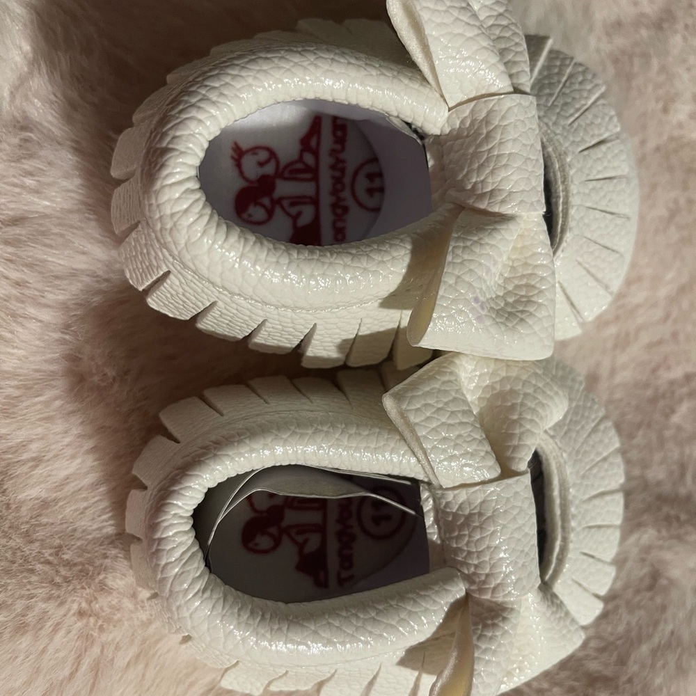 White Baby Moccasins with Bow - Picture 2 of 13